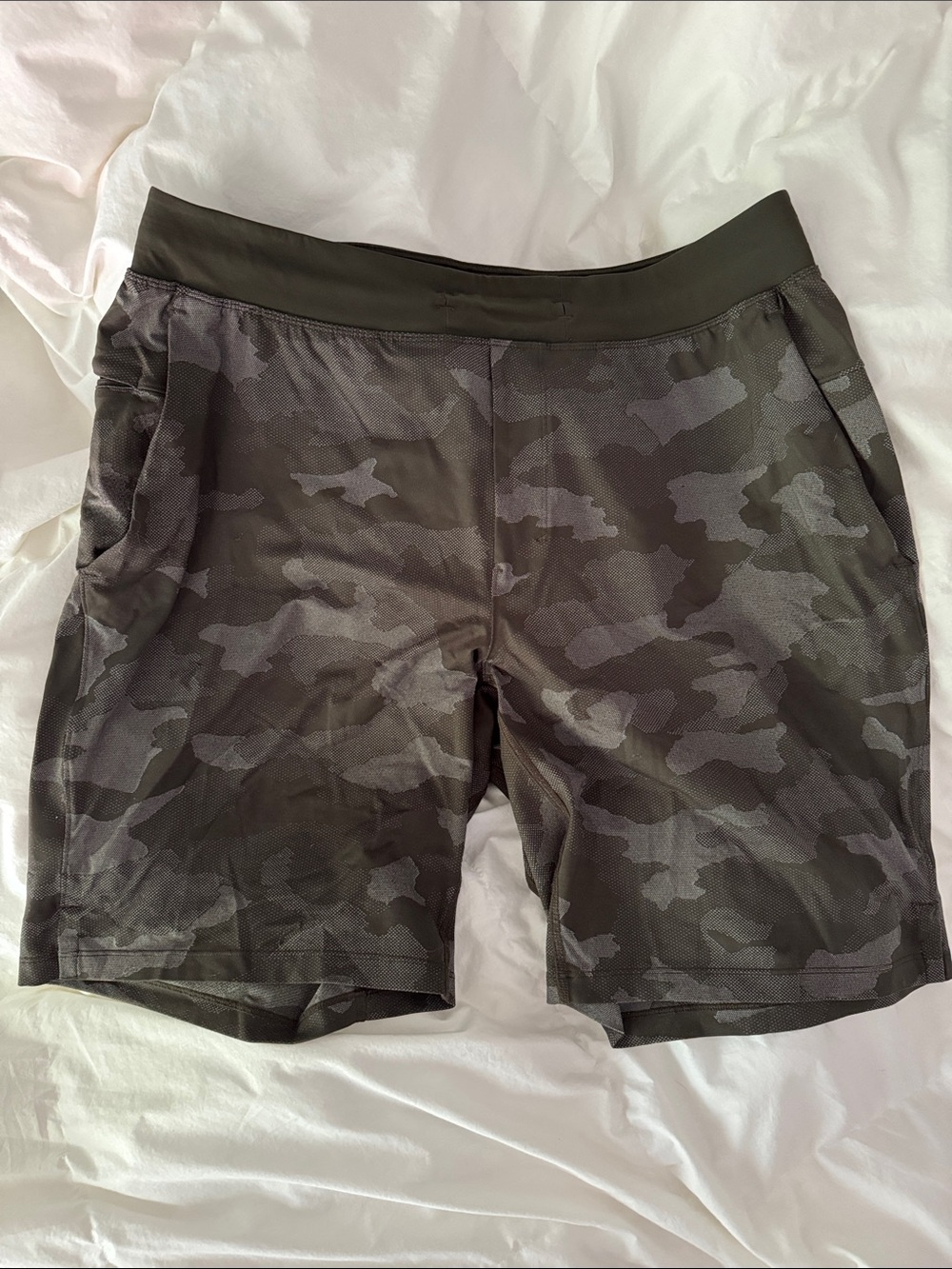 Lululemon Like New! Men's Green Camo Athletic Shorts - XL
